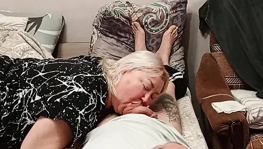 Komşumun ağzını dölle dolduruyorum