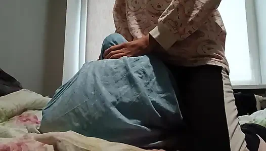 Süper sıska kız ebeveynleri onu yakalamasın diye amını yastığa ovuyor ve çabucak boşalıyor