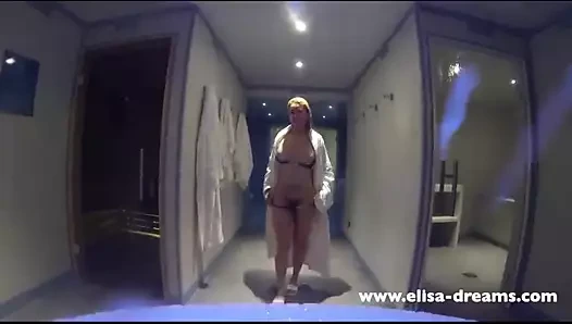 Vücudumu bir spa sauna jakuzisinde yanıp sönüyor