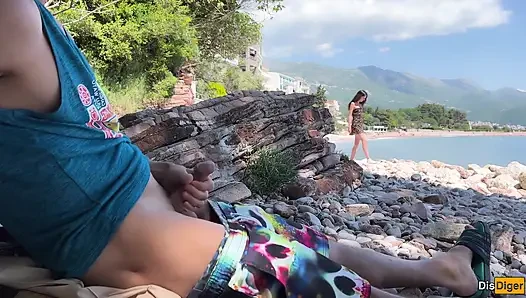 Sahilde yarak teşhiri - kız yarağımı gördü ve boşalmama yardım etti