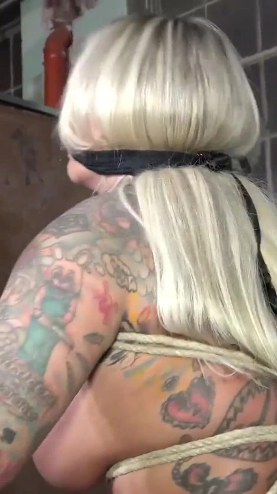 Düzgün vücutlu itaatkar Jaruska Ross itaatkarlıkta biraz sert seviyor | Klip 1