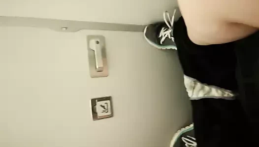 Tren istasyonunda ve uçakta handjob ve parmaklama