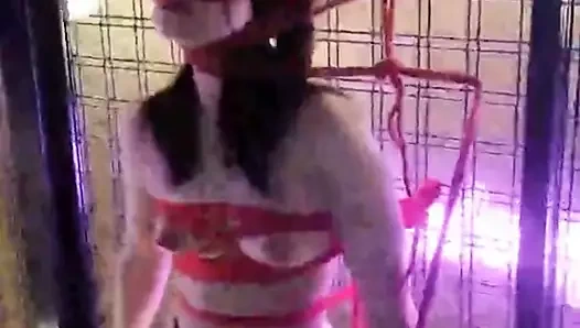 bağlı yukarı genç köle ayakta magicwand oyun