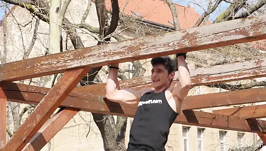 Heteroseksüel sporcu Jared Shaw antrenman arkadaşını prezervatifsiz sikişmesi için baştan çıkarıyor