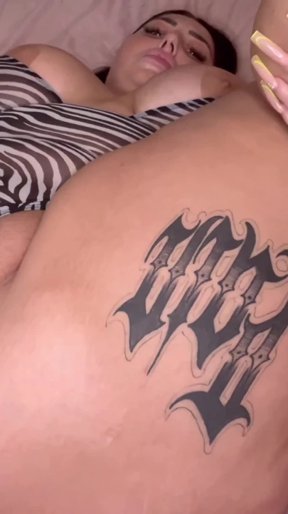Büyük zenci yarağı dildosunda ıslak sakso ve solo mastürbasyon