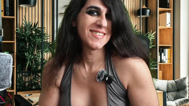 Твоя горячая подруга на работе требует от тебя поклоняться ей