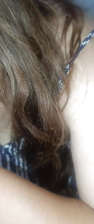 Evli kadın bacaklarını ayırıyor