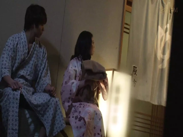 M644G06 Tatilde arkadaş olan bir grup özel kaplıcada karışık banyo yapıyor