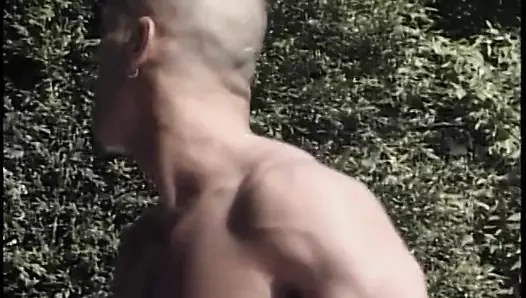 Sarışın sürtük havuzun dışında şanslı bir adamın horozunu emiyor