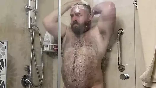 Itamar eve ziyarete çıktı. Şimdilik burada duş alırken bir videosu var.