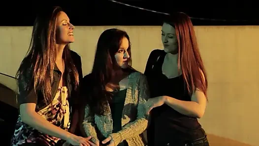 Üç lezbiyen birbirlerinin tadını tutkuyla eğliyor