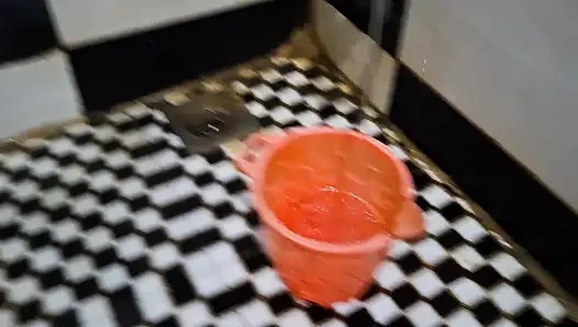 Yaşlı kadını siktim, banyo yaptım ve çok lezzetli sikişten çok mutlu oldu, buna bayılıyor