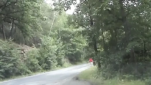 Avrupalı genç kız yol kenarında sikiliyor