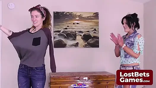 Stefanie ve SarahBeth ile striptiz oyunu