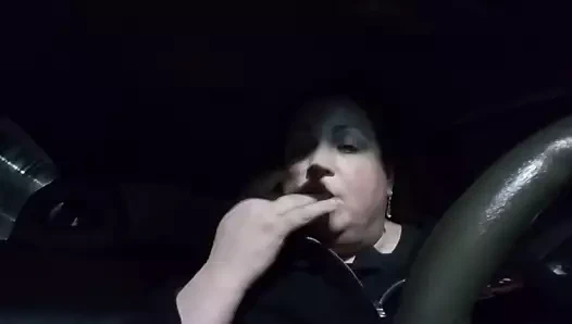 Bbw masturbates içinde araba