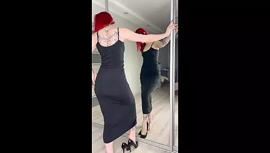 Yaramaz kızıl saçlı senin için göğüslerini yağla ovuyor ve götünü sallıyor