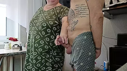 Kayınvalideden sakso, yarak sıvazlama ve boşalma