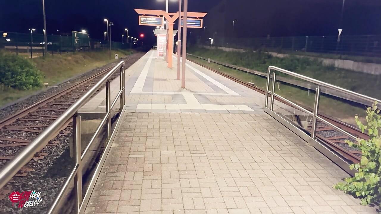 Harika!! Tren istasyonunun ortasında azgın bir orospu sevişti!!