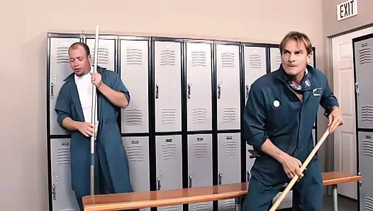 Brynn Tyler, London Keyes ve Ashli Orion soyunma odasında duşta yarak ve amcığı paylaşıyor