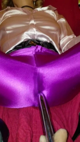 Onu parlak pantolonunu ıslatıyor!!