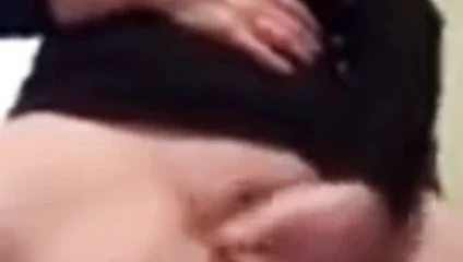 güzel bayan kendisi ile oynuyor