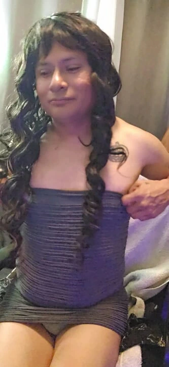 Seksi kadın oğlan büyük dildoyla oynuyor