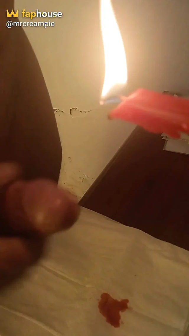 Yarak üzerinde ateşli mum ağdası boşalıyor