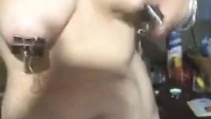 Göt göğüslerine şaplak atıyor