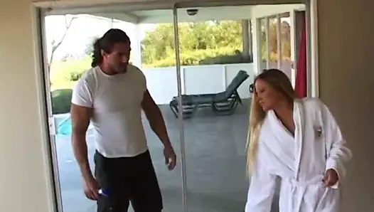 Fit damızlık masaj yapmak için sıcak sarışının evine gelir ve onu becermekle biter