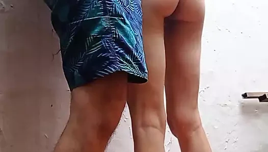 Komşu evin bahçesinde prezervatifsiz yarağımı aldı