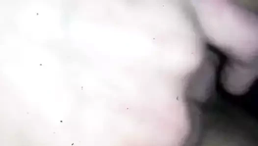 Sie fickt sich geil in ihre feuchte Fotze