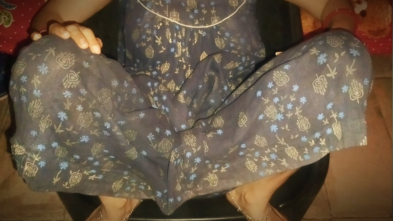 Komşu kayınbiraderim beni gecelikimle sikiyor, güzel amcığım amımdan su ve su alıyor