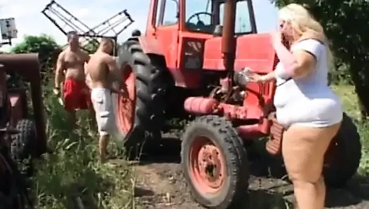 Büyük beyaz kadın yarak emiyor