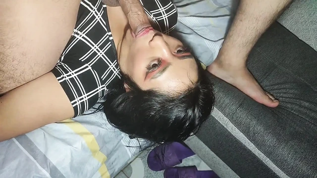 Sadakatsiz evli kadın komşusuyla götünden döl yiyen bir porno videosu çekiyor