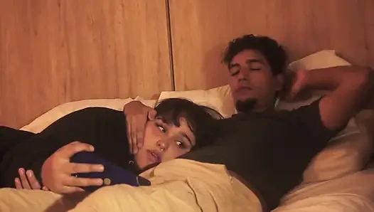 Kendime dokunmadan duramıyorum ve penisimi üvey kız kardeşimin ağzına sokmak zorunda kaldım (neredeyse bizi keşfettiler) Fantasiahardcoresex