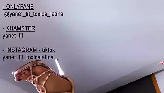 Büyük götlü, ince belli ve topuklu seksi şeytan kız, sert ve güçlü bir şekilde nüfuz