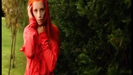 Turuncu saçlı güzellik kendini ovuyor