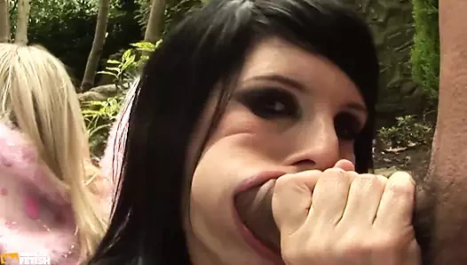 İki büyük memeli kız büyük yaraklı iki adama sakso çekiyor ve açık havada tutkuyla biniyor