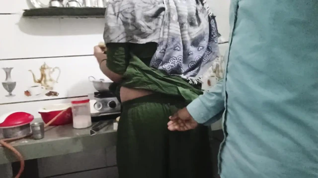 Bhabhi ki Gand Mein ungali Kar Di khana banate hue