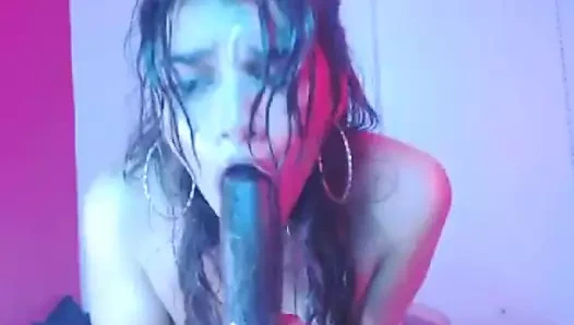 Özensiz gırtlağına kadar alıyor Kolombiyalı kendini aptal sikiyor