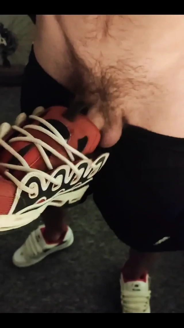 Bekaretini çıkardı ve spor ayakkabıya boşaldı