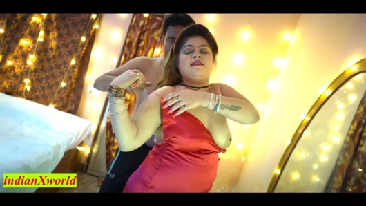 Ofis patronu güzel kız arkadaşımı sikiyor! Hintli patron seks