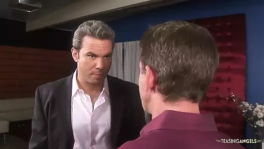 Tombul götlü bebek gibi kız sert bir yarağın tadını çıkarıyor