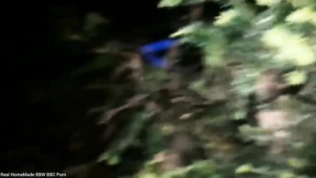 Hintli iri güzel kadın açık havada inleyerek orgazm oluyor