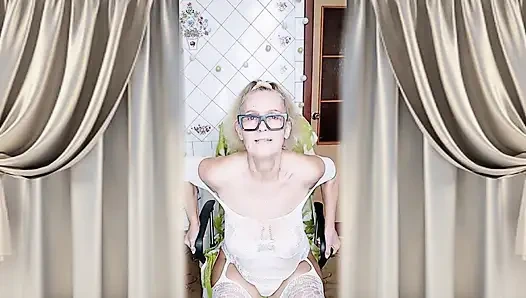 Neşeli ev hanımı Lukerya mutfakta açık, şeffaf beyaz tulumla flört ediyor.