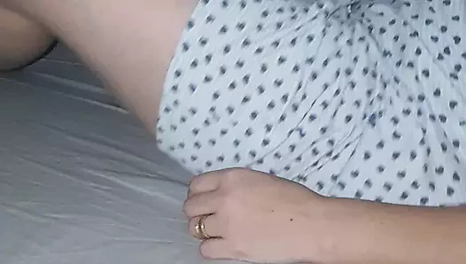 Üvey oğul yatakta çıplak üvey annesinin onunla yatmasını bekliyor