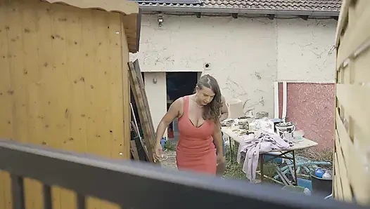 Kırmızı Elbiseli Büyük Memeli Orta Yaşlı Seksi Kadın Dövmeli Adam Tarafından Büyük Yarakla Sikiliyor