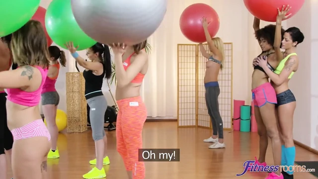 Fitness odaları - spor salonu orta yaşlı seksi kadın ve öğrenciler tutkulu lezbiyen üçlü seks yapıyorlar