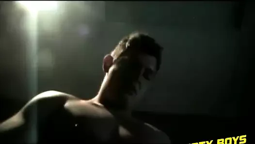 Cody video kabininde büyük bir yük darbeler