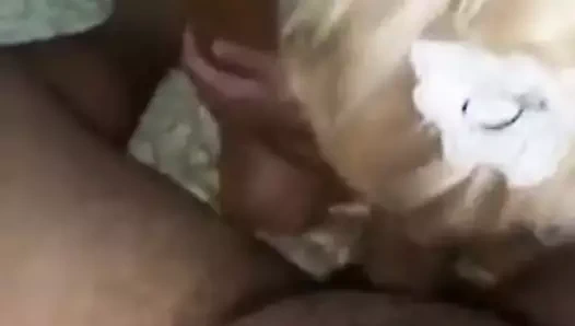 Sarisinin agzina vermis